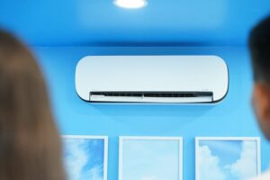 Thị trường Việt Nam vừa xuất hiện mẫu điều hòa với kiểu dáng bo cong độc lạ cùng máy lọc không khi biết tỏa hương thơm