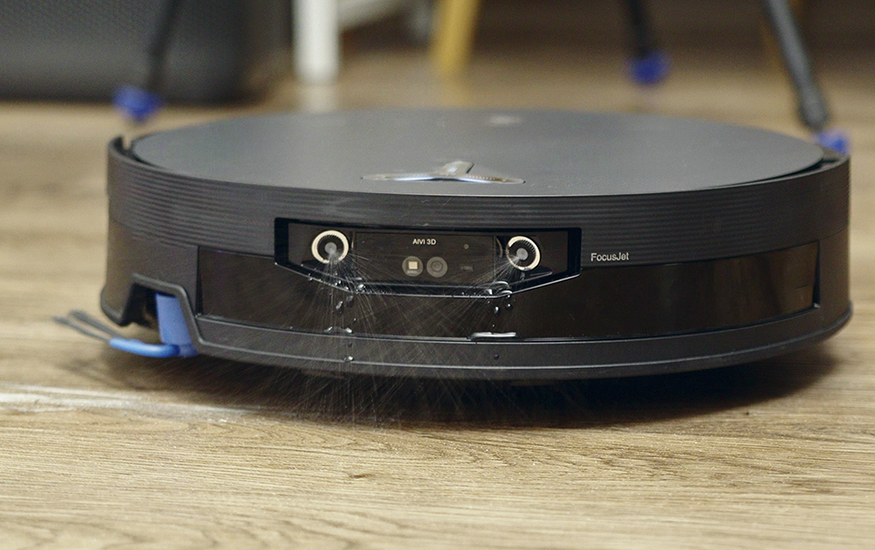 Trên tay nhanh robot hút bụi đầu tiên ở Việt Nam có vòi phun tia nước áp lực