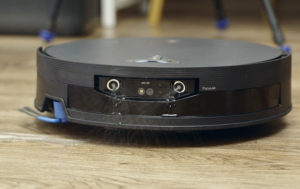 Trên tay nhanh robot hút bụi đầu tiên ở Việt Nam có vòi phun tia nước áp lực