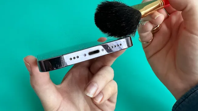 Apple và Samsung chỉ cách vệ sinh cổng sạc và loa trên điện thoại, máy tính bảng